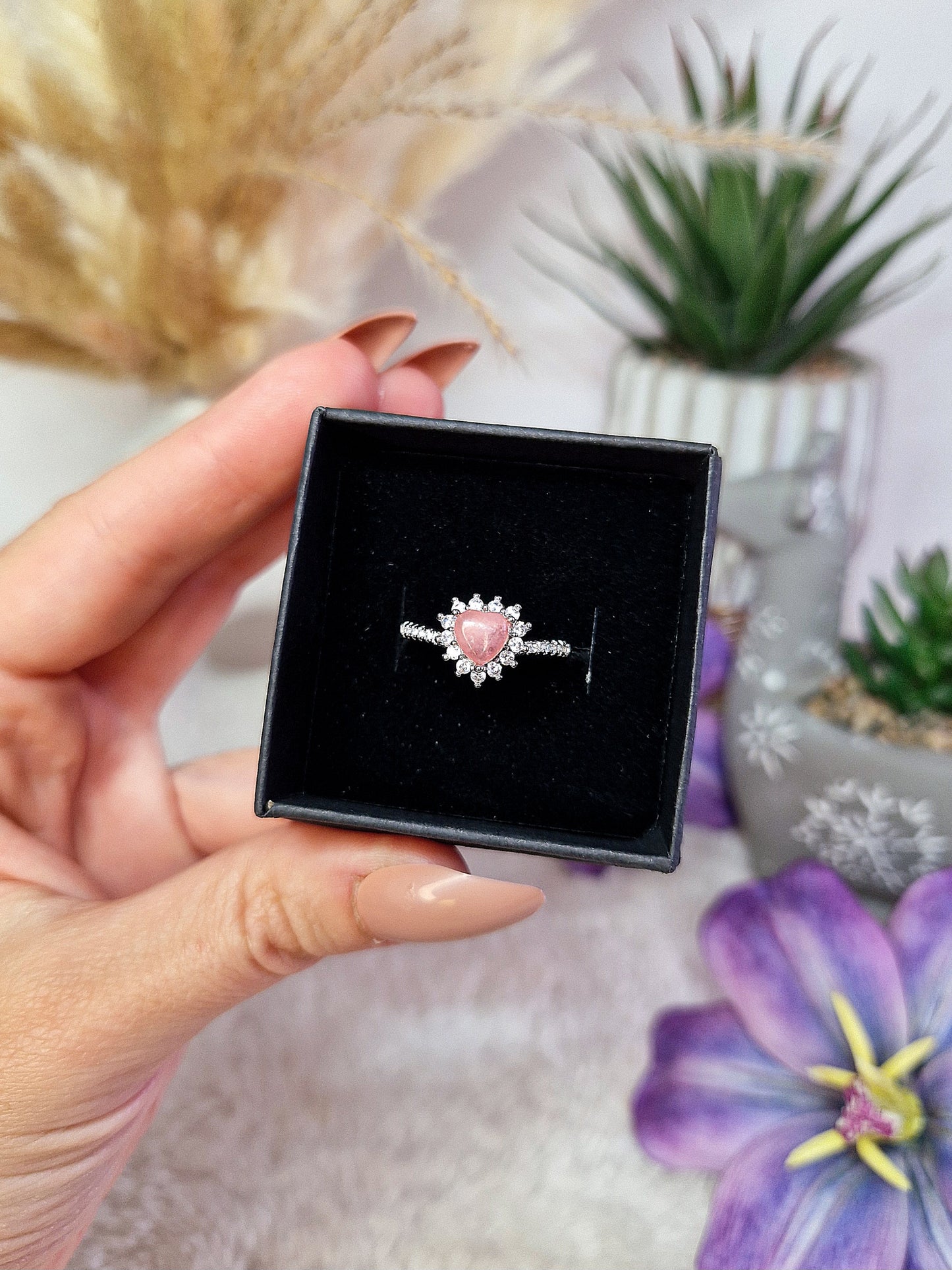 Anello con RODOCROSITE, OPALE ETIOPE, QUARZO LAVANDA, HYPERSTENE