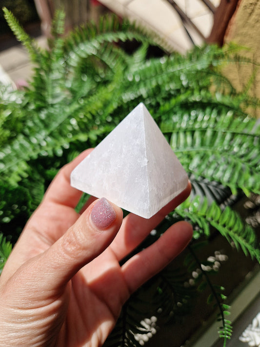 Piramide in SELENITE