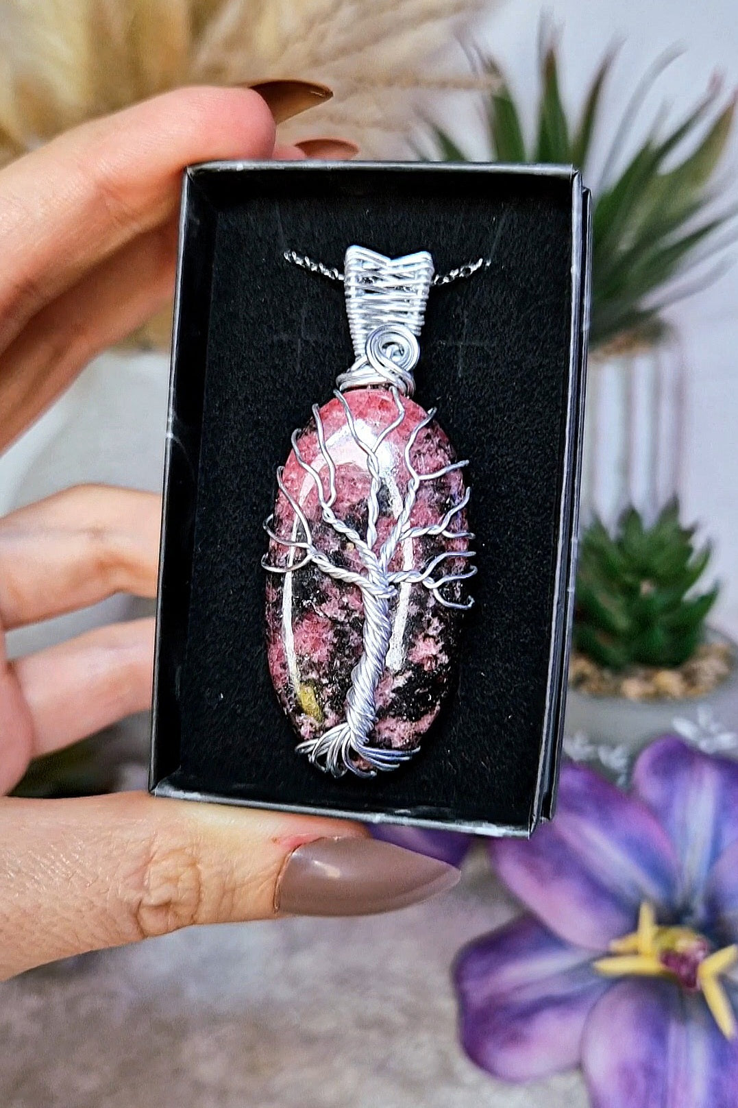Ciondolo con albero della vita su RODONITE